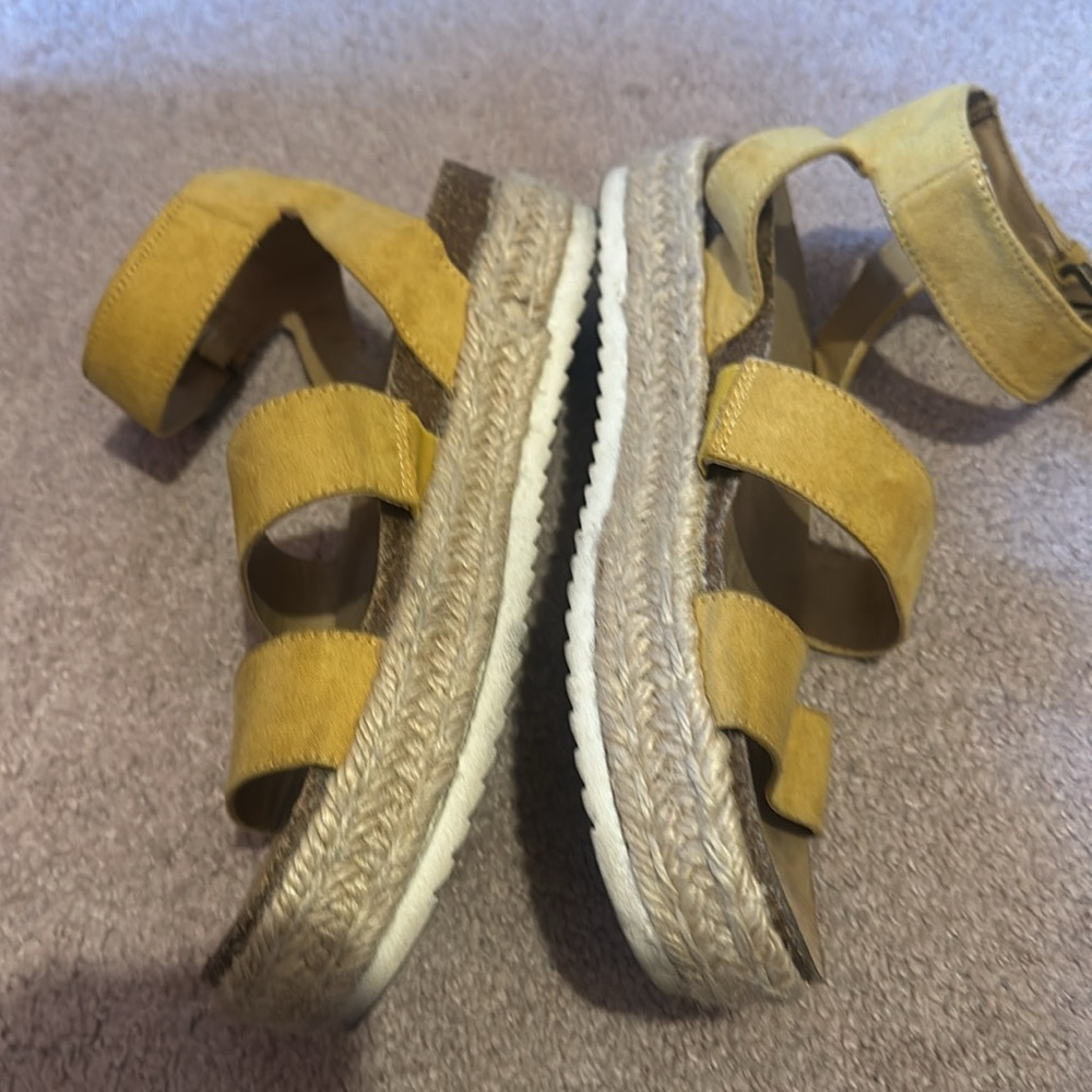Universal Thread platform sandals - Picture 2 of 4